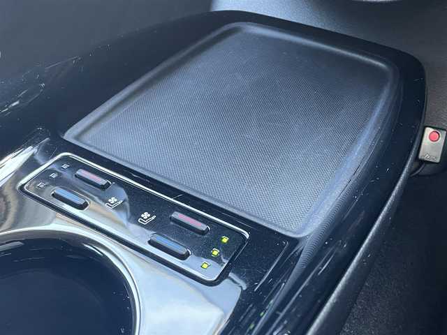 トヨタ プリウス ＰＨＶ A プレミアムナビパッケージ 大阪府 2020(令2)年 5.2万km プラチナホワイトパールマイカ ワンオーナー/TRDエアロ(F/S)/TRDマフラー/純正メモリナビ/BT/USB/AUX/TV/JBLサウンド/360度カメラ/パーキングアシスト/黒本革シート/D席パワーシート/D/N席シートヒーター/D/N席エアシート/ステアリングヒーター/追従機能付きクルーズコントロール/レーンキープアシスト/ブラインドスポットモニター/ヘッドアップディスプレイ/前後コーナーセンサー/LEDヘッドライト/フロントフォグ/オートハイビーム/純正フロアマット/社外17インチAW/スタッドレスタイヤ付社外AW有/AC100V充電/充電ケーブル付属/スペアキー/ETC2.0