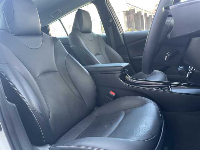 トヨタ プリウス ＰＨＶ A プレミアムナビパッケージ 大阪府 2020(令2)年 5.2万km プラチナホワイトパールマイカ ワンオーナー/TRDエアロ(F/S)/TRDマフラー/純正メモリナビ/BT/USB/AUX/TV/JBLサウンド/360度カメラ/パーキングアシスト/黒本革シート/D席パワーシート/D/N席シートヒーター/D/N席エアシート/ステアリングヒーター/追従機能付きクルーズコントロール/レーンキープアシスト/ブラインドスポットモニター/ヘッドアップディスプレイ/前後コーナーセンサー/LEDヘッドライト/フロントフォグ/オートハイビーム/純正フロアマット/社外17インチAW/スタッドレスタイヤ付社外AW有/AC100V充電/充電ケーブル付属/スペアキー/ETC2.0