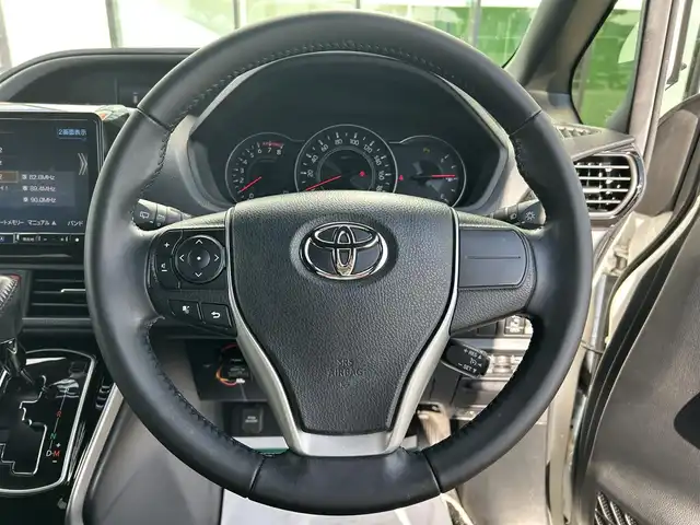 トヨタ ヴォクシー ZS 煌Ⅲ 和歌山県 2020(令2)年 4.7万km ホワイトパールクリスタルシャイン 純正9インチナビ/バックカメラ/フルセグTV/衝突軽減ブレーキ/クルーズコントロール/前後コーナーセンサー/オートライト/ドラレコ/ETC/両側パワスラ/ステリモ/LEDヘッドライト/フォグランプ