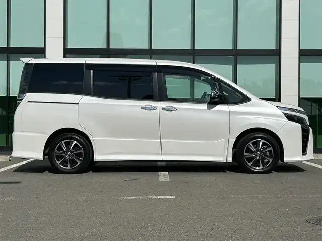 トヨタ ヴォクシー ZS 煌Ⅲ 和歌山県 2020(令2)年 4.7万km ホワイトパールクリスタルシャイン 純正9インチナビ/バックカメラ/フルセグTV/衝突軽減ブレーキ/クルーズコントロール/前後コーナーセンサー/オートライト/ドラレコ/ETC/両側パワスラ/ステリモ/LEDヘッドライト/フォグランプ