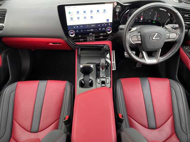 レクサス ＮＸ 350h Fスポーツ 神奈川県 2023(令5)年 1.1万km ホワイトノーヴァガラスフレーク Ｌｅｘｕｓ　Ｓａｆｅｔｙ　Ｓｙｓｔｅｍ＋/純正１４インチナビＴＶ/（Bluetooth/フルセグ）/赤黒レザーシート/3眼LEDヘッドライト/ヘッドアップディスプレイ/クリアランスソナー　/パワーバックドア/オートリトラミラー/パドルシフト　/ステアリングヒーター　/シートヒーター/エアーシート/パワーシート/後部席USBポート/後部席AC100V/1500W/荷室AC100V/1500W