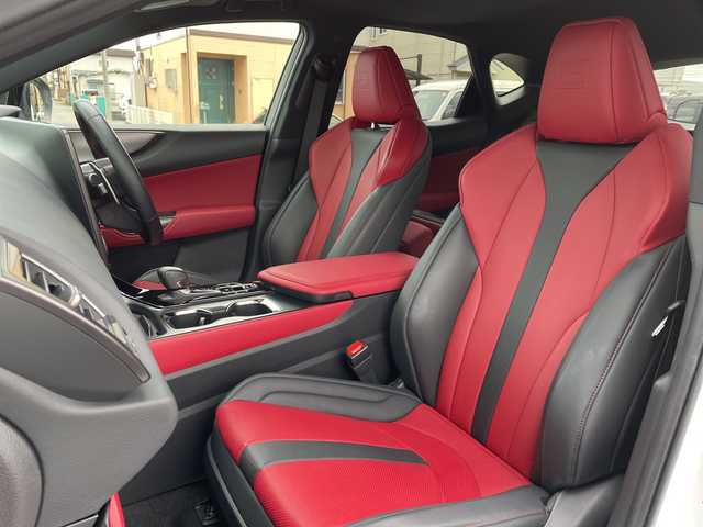 レクサス ＮＸ 350h Fスポーツ 神奈川県 2023(令5)年 1.1万km ホワイトノーヴァガラスフレーク Ｌｅｘｕｓ　Ｓａｆｅｔｙ　Ｓｙｓｔｅｍ＋/純正１４インチナビＴＶ/（Bluetooth/フルセグ）/赤黒レザーシート/3眼LEDヘッドライト/ヘッドアップディスプレイ/クリアランスソナー　/パワーバックドア/オートリトラミラー/パドルシフト　/ステアリングヒーター　/シートヒーター/エアーシート/パワーシート/後部席USBポート/後部席AC100V/1500W/荷室AC100V/1500W