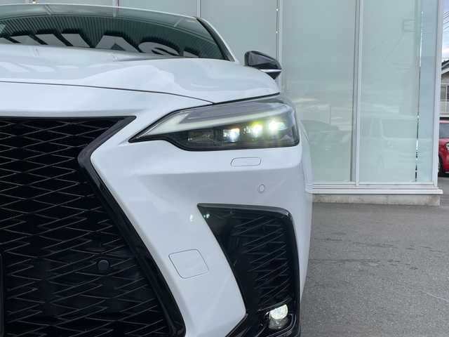 レクサス ＮＸ 350h Fスポーツ 神奈川県 2023(令5)年 1.1万km ホワイトノーヴァガラスフレーク Ｌｅｘｕｓ　Ｓａｆｅｔｙ　Ｓｙｓｔｅｍ＋/純正１４インチナビＴＶ/（Bluetooth/フルセグ）/赤黒レザーシート/3眼LEDヘッドライト/ヘッドアップディスプレイ/クリアランスソナー　/パワーバックドア/オートリトラミラー/パドルシフト　/ステアリングヒーター　/シートヒーター/エアーシート/パワーシート/後部席USBポート/後部席AC100V/1500W/荷室AC100V/1500W