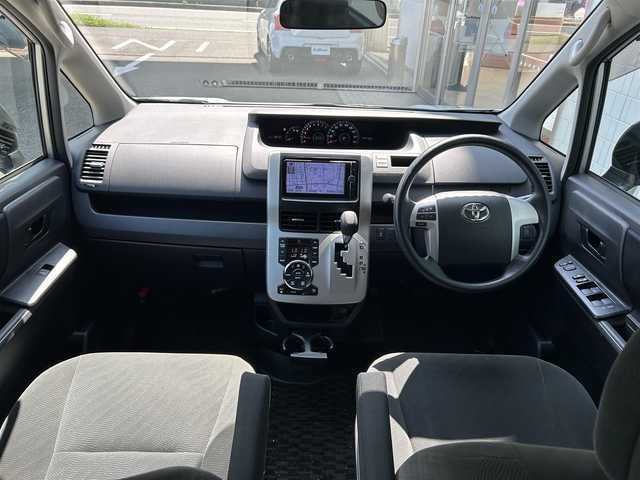 トヨタ ヴォクシー X Lエディション 新潟県 2013(平25)年 8.8万km シルバーM ワンオーナー/クルーズコントロール/etc/バックカメラ/片側パワースライドドア/ウィンカーミラー/フルセグテレビ/電動格納ミラー/オートライト/純正マット