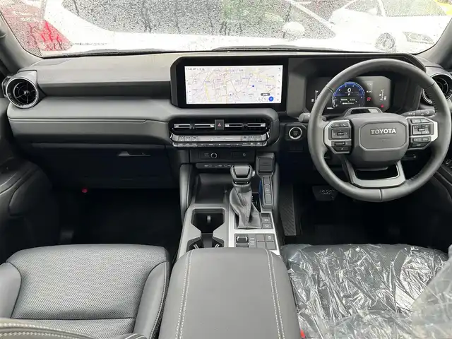 トヨタ ランドクルーザー ２５０ VX 群馬県 2024(令6)年 1.4万km プラチナホワイトパールマイカ 4WD/ワンオーナー/純正12.3型DAナビ・フルセグTV/パイオニアプレミアムサウンド/Bluetooth・USB・HDMI・ミラキャスト/パノラミックビューモニター/ムーンルーフ/前席ベンチレーション・ヒーター/運転席パワーシート/ステアリングヒーター/デジタルインナーミラー/パワーバックドア/セーフティセンス/トヨタチームメイト/プリクラッシュセーフティ/レーダークルーズコントロール/レーントレーシングアシスト/レーンディパーチャーアラート/オートマチックハイビーム/ブラインドスポットモニター/純正フロアマット/純正OP丸目ヘッドランプ/LEDフォグランプ/LEDリアフォグランプ/ブラックルーフレール/純正18インチアルミ/純正角目ヘッドランプ車載