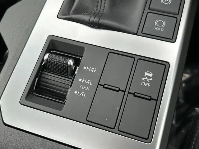 トヨタ ランドクルーザー ２５０ VX 群馬県 2024(令6)年 1.4万km プラチナホワイトパールマイカ 4WD/ワンオーナー/純正12.3型DAナビ・フルセグTV/パイオニアプレミアムサウンド/Bluetooth・USB・HDMI・ミラキャスト/パノラミックビューモニター/ムーンルーフ/前席ベンチレーション・ヒーター/運転席パワーシート/ステアリングヒーター/デジタルインナーミラー/パワーバックドア/セーフティセンス/トヨタチームメイト/プリクラッシュセーフティ/レーダークルーズコントロール/レーントレーシングアシスト/レーンディパーチャーアラート/オートマチックハイビーム/ブラインドスポットモニター/純正フロアマット/純正OP丸目ヘッドランプ/LEDフォグランプ/LEDリアフォグランプ/ブラックルーフレール/純正18インチアルミ/純正角目ヘッドランプ車載