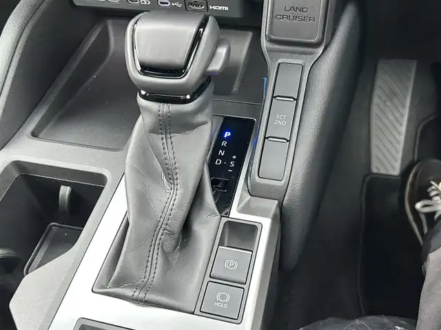 トヨタ ランドクルーザー ２５０ VX 群馬県 2024(令6)年 1.4万km プラチナホワイトパールマイカ 4WD/ワンオーナー/純正12.3型DAナビ・フルセグTV/パイオニアプレミアムサウンド/Bluetooth・USB・HDMI・ミラキャスト/パノラミックビューモニター/ムーンルーフ/前席ベンチレーション・ヒーター/運転席パワーシート/ステアリングヒーター/デジタルインナーミラー/パワーバックドア/セーフティセンス/トヨタチームメイト/プリクラッシュセーフティ/レーダークルーズコントロール/レーントレーシングアシスト/レーンディパーチャーアラート/オートマチックハイビーム/ブラインドスポットモニター/純正フロアマット/純正OP丸目ヘッドランプ/LEDフォグランプ/LEDリアフォグランプ/ブラックルーフレール/純正18インチアルミ/純正角目ヘッドランプ車載