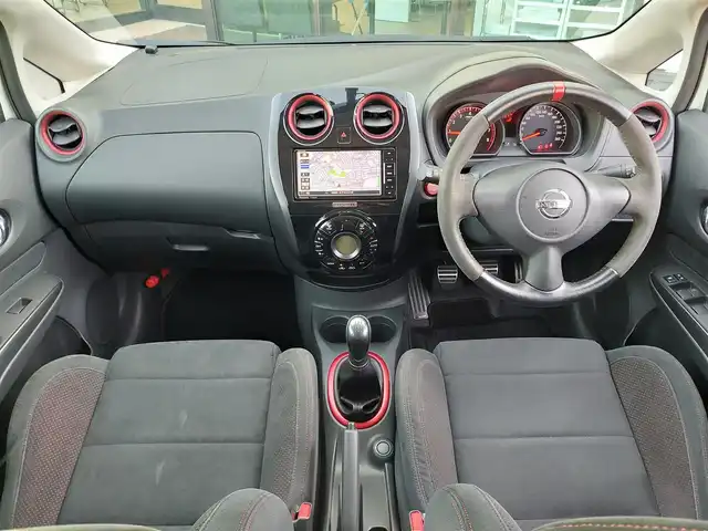 日産 ノート ニスモS 東京都 2015(平27)年 4.6万km ブリリアントホワイトパール ５MT/社外ナビ(CN-RE03WD)/【TV/BT/FM/AM/SD/ipod/USB/DISC】/ETC/専用スポーツシート/純正LEDヘッドライト/オートライト/純正17インチアルミホイール/純正フロアマット/電動格納ミラー/ドアバイザー/ステアリングスイッチ/横滑り防止装置/プッシュスタート/スマートキー