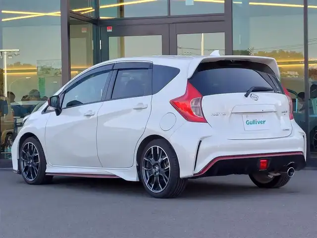 日産 ノート ニスモS 東京都 2015(平27)年 4.6万km ブリリアントホワイトパール ５MT/社外ナビ(CN-RE03WD)/【TV/BT/FM/AM/SD/ipod/USB/DISC】/ETC/専用スポーツシート/純正LEDヘッドライト/オートライト/純正17インチアルミホイール/純正フロアマット/電動格納ミラー/ドアバイザー/ステアリングスイッチ/横滑り防止装置/プッシュスタート/スマートキー