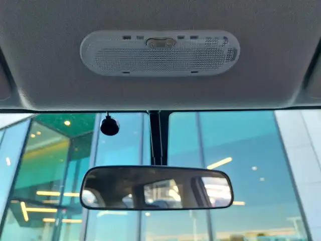 日産 ノート ニスモS 東京都 2015(平27)年 4.6万km ブリリアントホワイトパール ５MT/社外ナビ(CN-RE03WD)/【TV/BT/FM/AM/SD/ipod/USB/DISC】/ETC/専用スポーツシート/純正LEDヘッドライト/オートライト/純正17インチアルミホイール/純正フロアマット/電動格納ミラー/ドアバイザー/ステアリングスイッチ/横滑り防止装置/プッシュスタート/スマートキー