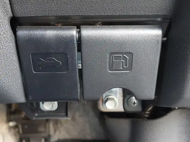 日産 ノート ニスモS 東京都 2015(平27)年 4.6万km ブリリアントホワイトパール ５MT/社外ナビ(CN-RE03WD)/【TV/BT/FM/AM/SD/ipod/USB/DISC】/ETC/専用スポーツシート/純正LEDヘッドライト/オートライト/純正17インチアルミホイール/純正フロアマット/電動格納ミラー/ドアバイザー/ステアリングスイッチ/横滑り防止装置/プッシュスタート/スマートキー