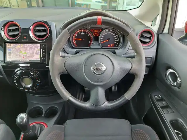 日産 ノート ニスモS 東京都 2015(平27)年 4.6万km ブリリアントホワイトパール ５MT/社外ナビ(CN-RE03WD)/【TV/BT/FM/AM/SD/ipod/USB/DISC】/ETC/専用スポーツシート/純正LEDヘッドライト/オートライト/純正17インチアルミホイール/純正フロアマット/電動格納ミラー/ドアバイザー/ステアリングスイッチ/横滑り防止装置/プッシュスタート/スマートキー