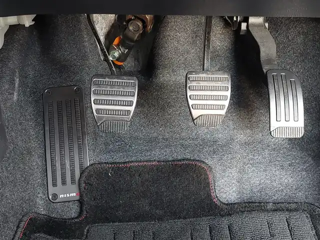 日産 ノート ニスモS 東京都 2015(平27)年 4.6万km ブリリアントホワイトパール ５MT/社外ナビ(CN-RE03WD)/【TV/BT/FM/AM/SD/ipod/USB/DISC】/ETC/専用スポーツシート/純正LEDヘッドライト/オートライト/純正17インチアルミホイール/純正フロアマット/電動格納ミラー/ドアバイザー/ステアリングスイッチ/横滑り防止装置/プッシュスタート/スマートキー