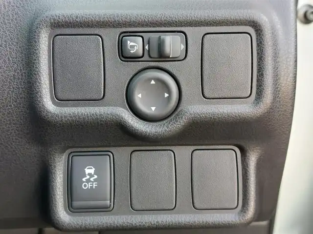 日産 ノート ニスモS 東京都 2015(平27)年 4.6万km ブリリアントホワイトパール ５MT/社外ナビ(CN-RE03WD)/【TV/BT/FM/AM/SD/ipod/USB/DISC】/ETC/専用スポーツシート/純正LEDヘッドライト/オートライト/純正17インチアルミホイール/純正フロアマット/電動格納ミラー/ドアバイザー/ステアリングスイッチ/横滑り防止装置/プッシュスタート/スマートキー