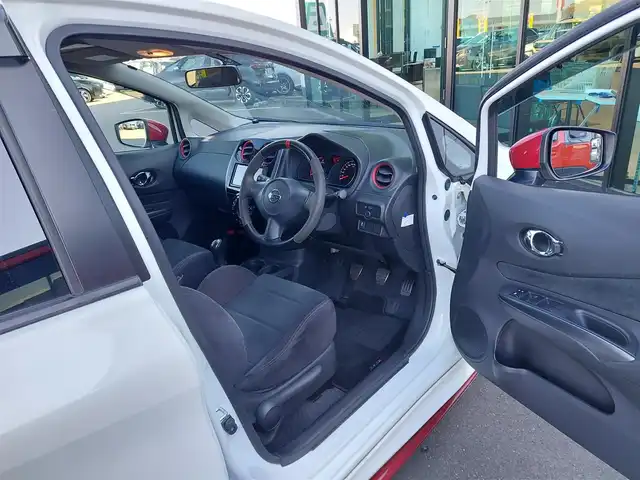 日産 ノート ニスモS 東京都 2015(平27)年 4.6万km ブリリアントホワイトパール ５MT/社外ナビ(CN-RE03WD)/【TV/BT/FM/AM/SD/ipod/USB/DISC】/ETC/専用スポーツシート/純正LEDヘッドライト/オートライト/純正17インチアルミホイール/純正フロアマット/電動格納ミラー/ドアバイザー/ステアリングスイッチ/横滑り防止装置/プッシュスタート/スマートキー