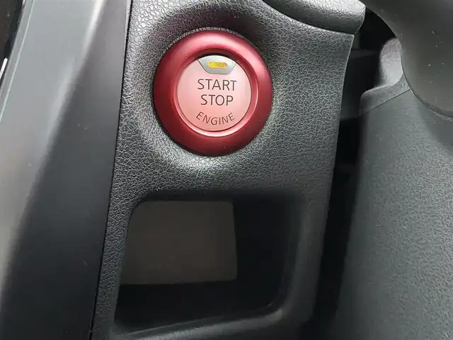 日産 ノート ニスモS 東京都 2015(平27)年 4.6万km ブリリアントホワイトパール ５MT/社外ナビ(CN-RE03WD)/【TV/BT/FM/AM/SD/ipod/USB/DISC】/ETC/専用スポーツシート/純正LEDヘッドライト/オートライト/純正17インチアルミホイール/純正フロアマット/電動格納ミラー/ドアバイザー/ステアリングスイッチ/横滑り防止装置/プッシュスタート/スマートキー