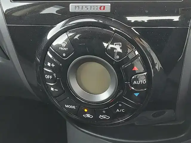 日産 ノート ニスモS 東京都 2015(平27)年 4.6万km ブリリアントホワイトパール ５MT/社外ナビ(CN-RE03WD)/【TV/BT/FM/AM/SD/ipod/USB/DISC】/ETC/専用スポーツシート/純正LEDヘッドライト/オートライト/純正17インチアルミホイール/純正フロアマット/電動格納ミラー/ドアバイザー/ステアリングスイッチ/横滑り防止装置/プッシュスタート/スマートキー