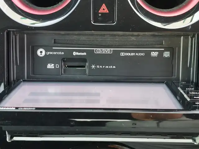 日産 ノート ニスモS 東京都 2015(平27)年 4.6万km ブリリアントホワイトパール ５MT/社外ナビ(CN-RE03WD)/【TV/BT/FM/AM/SD/ipod/USB/DISC】/ETC/専用スポーツシート/純正LEDヘッドライト/オートライト/純正17インチアルミホイール/純正フロアマット/電動格納ミラー/ドアバイザー/ステアリングスイッチ/横滑り防止装置/プッシュスタート/スマートキー