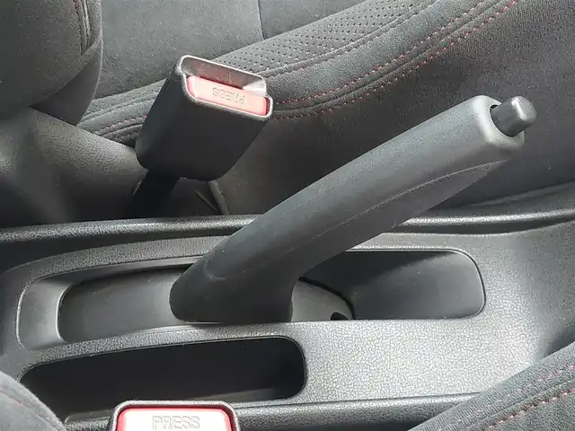 日産 ノート ニスモS 東京都 2015(平27)年 4.6万km ブリリアントホワイトパール ５MT/社外ナビ(CN-RE03WD)/【TV/BT/FM/AM/SD/ipod/USB/DISC】/ETC/専用スポーツシート/純正LEDヘッドライト/オートライト/純正17インチアルミホイール/純正フロアマット/電動格納ミラー/ドアバイザー/ステアリングスイッチ/横滑り防止装置/プッシュスタート/スマートキー