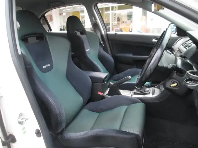 ホンダ アコード ユーロ R 千葉県 2003(平15)年 15万km プレミアムホワイトパール 6速MT/ローダウン/社外メモリナビ、フルセグTV/社外オーディオ【DVD/CD/BT/SD】/HIDヘッドライト&ハロゲンフォグ/前席RECAROシート/無限2本出しマフラー/社外18インチアルミホイール/純正AW(215/45R17)積込/ルームミラー型レーダー探知機/キーレス/ETC/スペアキー/取扱説明書/新車時保証書