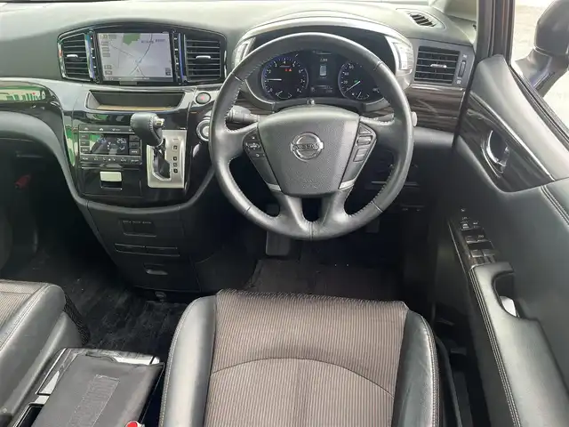 日産 エルグランド 250ハイウェイスターS 三重県 2015(平27)年 12.5万km ファントムブラック ワンオーナー/純正8インチナビMM514D-L/フリップダウンモニター/両側パアースライドドア/バックドアオートクロージャー/クルーズコントロール/LEDヘッドランプ/ハーフレザーシート/18インチアルミホイール