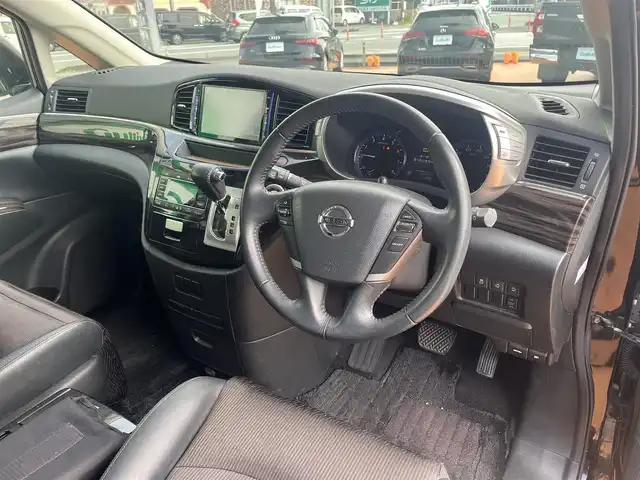 日産 エルグランド 250ハイウェイスターS 三重県 2015(平27)年 12.5万km ファントムブラック ワンオーナー/純正8インチナビMM514D-L/フリップダウンモニター/両側パアースライドドア/バックドアオートクロージャー/クルーズコントロール/LEDヘッドランプ/ハーフレザーシート/18インチアルミホイール