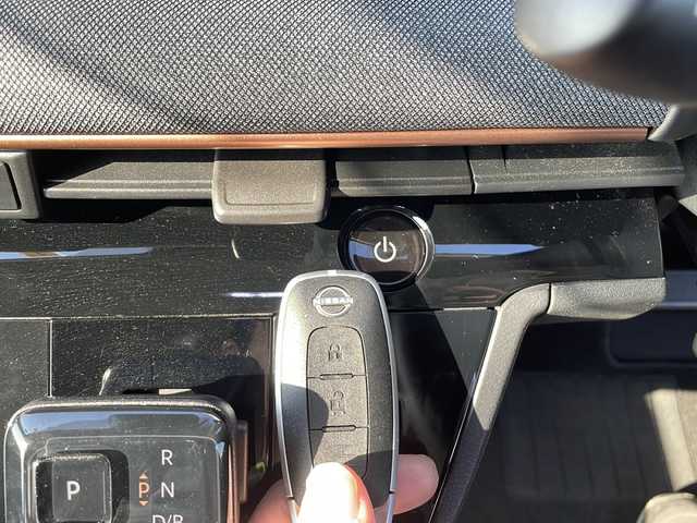 日産 サクラ X 三重県 2023(令5)年 4.3万km ブラック 禁煙/純正9型ディスプレイオーディオ/バックカメラ/電子パーキング/スペアキー/ステアリングスイッチ/ベンチシート/レーンキープアシスト/プリクラッシュ/先行車発進告知/LEDオートライト/電動格納ミラー/保証書/取扱説明書