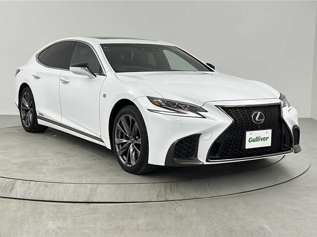 レクサス ＬＳ 500h Fスポーツ 熊本県 2018(平30)年 2.4万km ホワイトノーヴァガラスフレーク サンルーフ/純正HDDナビ/・フルセグTV/CD/DVD/SD/BT/AUX/USB/・全方位カメラ/レクサスセーフティシステム/・プリクラッシュセーフティ/・レーンチェンジアシスト/・ブラインドスポットモニター/・クリアランスソナー/・パーキングサポートブレーキ/・ロードサインアシスト/・先行車発進知らせ/オートマチックハイビーム/レーダークルーズコントロール/デジタルインナーミラー/ヘッドアップディスプレイ/Fスポーツ赤革シート/・D/Nパワーシート/・D/Nメモリシート/・D/Nシートヒーター/・D/Nシートクーラー/・後席シートヒーター/パワートランク/イージークローザードア/ステアリングヒーター/パドルシフト/ビルトインETC2.0/オートライト/LEDヘッドライト/フォグランプ/スマートキー/スペアキー×2/純正フロアマット/リア電動サンシェード/取扱説明書(車両・ナビ)/保証書/取扱説明書スペアキー×２