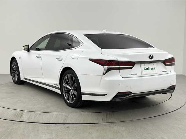 レクサス ＬＳ 500h Fスポーツ 熊本県 2018(平30)年 2.4万km ホワイトノーヴァガラスフレーク サンルーフ/純正HDDナビ/・フルセグTV/CD/DVD/SD/BT/AUX/USB/・全方位カメラ/レクサスセーフティシステム/・プリクラッシュセーフティ/・レーンチェンジアシスト/・ブラインドスポットモニター/・クリアランスソナー/・パーキングサポートブレーキ/・ロードサインアシスト/・先行車発進知らせ/オートマチックハイビーム/レーダークルーズコントロール/デジタルインナーミラー/ヘッドアップディスプレイ/Fスポーツ赤革シート/・D/Nパワーシート/・D/Nメモリシート/・D/Nシートヒーター/・D/Nシートクーラー/・後席シートヒーター/パワートランク/イージークローザードア/ステアリングヒーター/パドルシフト/ビルトインETC2.0/オートライト/LEDヘッドライト/フォグランプ/スマートキー/スペアキー×2/純正フロアマット/リア電動サンシェード/取扱説明書(車両・ナビ)/保証書/取扱説明書スペアキー×２