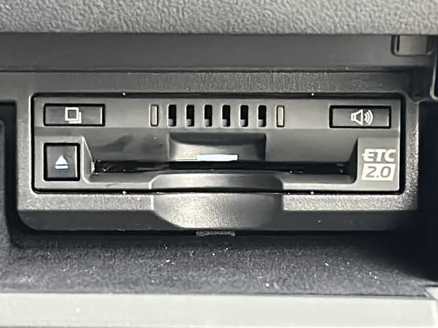 レクサス ＬＳ 500h Fスポーツ 熊本県 2018(平30)年 2.4万km ホワイトノーヴァガラスフレーク サンルーフ/純正HDDナビ/・フルセグTV/CD/DVD/SD/BT/AUX/USB/・全方位カメラ/レクサスセーフティシステム/・プリクラッシュセーフティ/・レーンチェンジアシスト/・ブラインドスポットモニター/・クリアランスソナー/・パーキングサポートブレーキ/・ロードサインアシスト/・先行車発進知らせ/オートマチックハイビーム/レーダークルーズコントロール/デジタルインナーミラー/ヘッドアップディスプレイ/Fスポーツ赤革シート/・D/Nパワーシート/・D/Nメモリシート/・D/Nシートヒーター/・D/Nシートクーラー/・後席シートヒーター/パワートランク/イージークローザードア/ステアリングヒーター/パドルシフト/ビルトインETC2.0/オートライト/LEDヘッドライト/フォグランプ/スマートキー/スペアキー×2/純正フロアマット/リア電動サンシェード/取扱説明書(車両・ナビ)/保証書/取扱説明書スペアキー×２