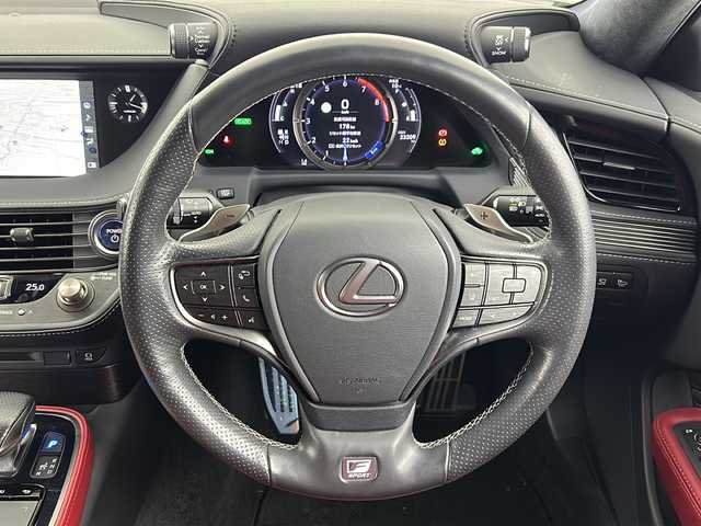レクサス ＬＳ 500h Fスポーツ 熊本県 2018(平30)年 2.4万km ホワイトノーヴァガラスフレーク サンルーフ/純正HDDナビ/・フルセグTV/CD/DVD/SD/BT/AUX/USB/・全方位カメラ/レクサスセーフティシステム/・プリクラッシュセーフティ/・レーンチェンジアシスト/・ブラインドスポットモニター/・クリアランスソナー/・パーキングサポートブレーキ/・ロードサインアシスト/・先行車発進知らせ/オートマチックハイビーム/レーダークルーズコントロール/デジタルインナーミラー/ヘッドアップディスプレイ/Fスポーツ赤革シート/・D/Nパワーシート/・D/Nメモリシート/・D/Nシートヒーター/・D/Nシートクーラー/・後席シートヒーター/パワートランク/イージークローザードア/ステアリングヒーター/パドルシフト/ビルトインETC2.0/オートライト/LEDヘッドライト/フォグランプ/スマートキー/スペアキー×2/純正フロアマット/リア電動サンシェード/取扱説明書(車両・ナビ)/保証書/取扱説明書スペアキー×２