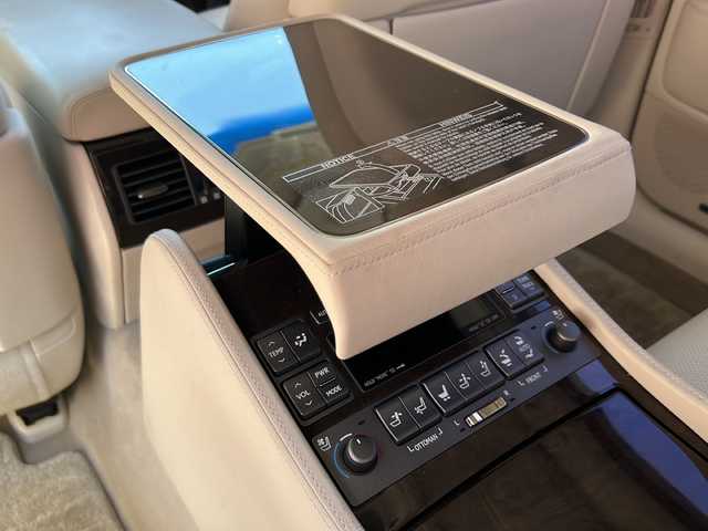 レクサス ＬＳ 460L 後席セパレートシート 青森県 2008(平20)年 10.5万km ホワイトパールクリスタルシャイン 純正HDDナビ・フルセグTV/マークレビンソンサラウンド/リアエンターテイメント/後席フリップダウンモニター/フルセグTV/バックカメラ/ムーンルーフ/セミアニリン革シート/全席エアシート・ヒーター/プリクラッシュセーフティ/レーダークルーズコントロール/インテリジェントパーキングアシスト/クリアランスソナー/全ドアイージークローザー/パワートランクリッド/ステアリングヒーター/後席中央格納テーブル付大型コンソール/リア3面電動サンシェード/エアサスコントローラー/ビルトインETC/AC100V100W/HIDヘッドランプ/フォグランプ/純正18インチアルミ