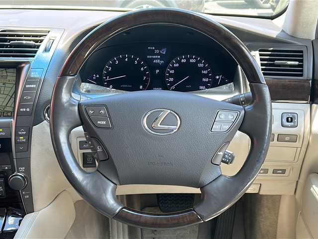 レクサス ＬＳ 460L 後席セパレートシート 青森県 2008(平20)年 10.5万km ホワイトパールクリスタルシャイン 純正HDDナビ・フルセグTV/マークレビンソンサラウンド/リアエンターテイメント/後席フリップダウンモニター/フルセグTV/バックカメラ/ムーンルーフ/セミアニリン革シート/全席エアシート・ヒーター/プリクラッシュセーフティ/レーダークルーズコントロール/インテリジェントパーキングアシスト/クリアランスソナー/全ドアイージークローザー/パワートランクリッド/ステアリングヒーター/後席中央格納テーブル付大型コンソール/リア3面電動サンシェード/エアサスコントローラー/ビルトインETC/AC100V100W/HIDヘッドランプ/フォグランプ/純正18インチアルミ