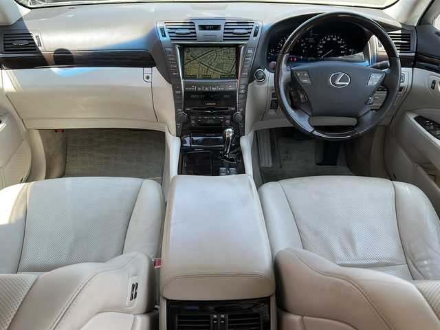 レクサス ＬＳ 460L 後席セパレートシート 青森県 2008(平20)年 10.5万km ホワイトパールクリスタルシャイン 純正HDDナビ・フルセグTV/マークレビンソンサラウンド/リアエンターテイメント/後席フリップダウンモニター/フルセグTV/バックカメラ/ムーンルーフ/セミアニリン革シート/全席エアシート・ヒーター/プリクラッシュセーフティ/レーダークルーズコントロール/インテリジェントパーキングアシスト/クリアランスソナー/全ドアイージークローザー/パワートランクリッド/ステアリングヒーター/後席中央格納テーブル付大型コンソール/リア3面電動サンシェード/エアサスコントローラー/ビルトインETC/AC100V100W/HIDヘッドランプ/フォグランプ/純正18インチアルミ