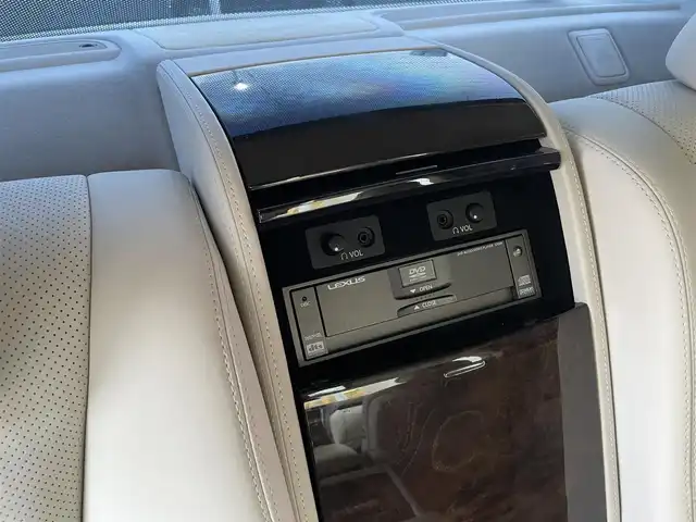 レクサス ＬＳ 460L 後席セパレートシート 青森県 2008(平20)年 10.5万km ホワイトパールクリスタルシャイン 純正HDDナビ・フルセグTV/マークレビンソンサラウンド/リアエンターテイメント/後席フリップダウンモニター/フルセグTV/バックカメラ/ムーンルーフ/セミアニリン革シート/全席エアシート・ヒーター/プリクラッシュセーフティ/レーダークルーズコントロール/インテリジェントパーキングアシスト/クリアランスソナー/全ドアイージークローザー/パワートランクリッド/ステアリングヒーター/後席中央格納テーブル付大型コンソール/リア3面電動サンシェード/エアサスコントローラー/ビルトインETC/AC100V100W/HIDヘッドランプ/フォグランプ/純正18インチアルミ