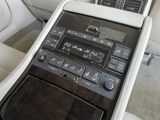 レクサス ＬＳ 460L 後席セパレートシート 青森県 2008(平20)年 10.5万km ホワイトパールクリスタルシャイン 純正HDDナビ・フルセグTV/マークレビンソンサラウンド/リアエンターテイメント/後席フリップダウンモニター/フルセグTV/バックカメラ/ムーンルーフ/セミアニリン革シート/全席エアシート・ヒーター/プリクラッシュセーフティ/レーダークルーズコントロール/インテリジェントパーキングアシスト/クリアランスソナー/全ドアイージークローザー/パワートランクリッド/ステアリングヒーター/後席中央格納テーブル付大型コンソール/リア3面電動サンシェード/エアサスコントローラー/ビルトインETC/AC100V100W/HIDヘッドランプ/フォグランプ/純正18インチアルミ