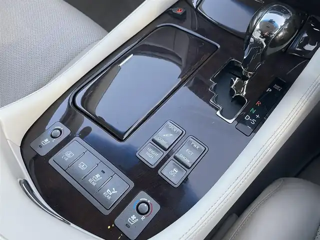 レクサス ＬＳ 460L 後席セパレートシート 青森県 2008(平20)年 10.5万km ホワイトパールクリスタルシャイン 純正HDDナビ・フルセグTV/マークレビンソンサラウンド/リアエンターテイメント/後席フリップダウンモニター/フルセグTV/バックカメラ/ムーンルーフ/セミアニリン革シート/全席エアシート・ヒーター/プリクラッシュセーフティ/レーダークルーズコントロール/インテリジェントパーキングアシスト/クリアランスソナー/全ドアイージークローザー/パワートランクリッド/ステアリングヒーター/後席中央格納テーブル付大型コンソール/リア3面電動サンシェード/エアサスコントローラー/ビルトインETC/AC100V100W/HIDヘッドランプ/フォグランプ/純正18インチアルミ