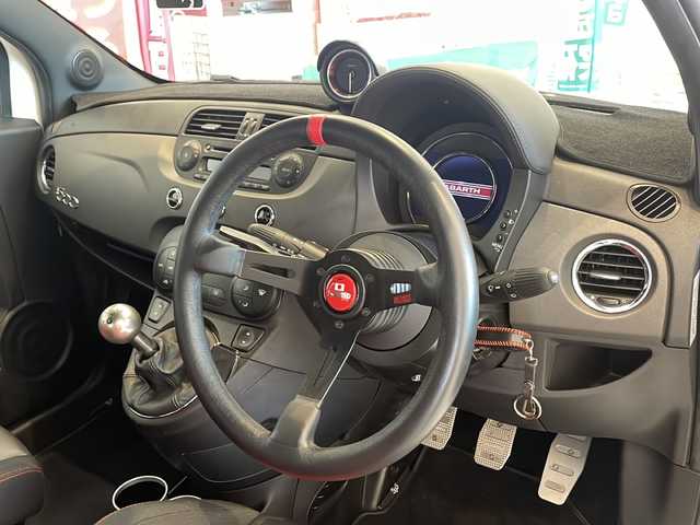 アバルト ５９５ コンペティツィオーネ 福井県 2015(平27)年 3.8万km 白 BC RACING車高調/ENKEI GTC02 17インチAW/DEFI追加メーター/MOMOステアリングFULL SPEED RED/標準装備/TFT液晶メーター/レコルトモンツァマフラー/サベルト製バッケトシート/キセノンヘッドライト/リアパーキングセンサー/ドアバイザー/取扱説明書/保証書/記録簿/スペアキー×2
