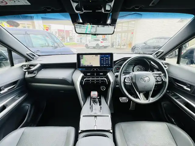 トヨタ ハリアー Z レザーパッケージ 大分県 2021(令3)年 1.9万km プレシャスブラックパール ワンオーナー /MODELLISTAエアロ：F/S/R/【MOP】プレシャスブラックパール〈219〉/【MOP】アクセサリーコンセントAC100V・100W（ラゲージ右側1個）/【MOP】ディスプレイオーディオ/（コネクティッドナビ対応）Plus/JBLプレミアムサウンドシステム/パノラミックビューモニター/デジタルインナーミラー(前後録画機能付)/ステアリングヒーター/Toyota Safety Sense/・プリクラッシュセーフティ/・レーントレーシングアシスト/・レーンディパーチャーアラート/・レーダークルーズコントロール/・アダプティブハイビームシステム/・ロードサインアシスト/・ドライバー異常時対応システム/・プロアクティブドライビングアシスト/・発進遅れ告知機能/ブラインドスポットモニター/安心降車アシスト＋後方車両への接近警報/パーキングサポートブレーキ/パワーバックドア/前席シートベンチレーション/前席シートヒーター/Z“Leather Package”専用19インチアルミ/LEDヘッドランプ/スマートキー2本/取扱説明書/保証書