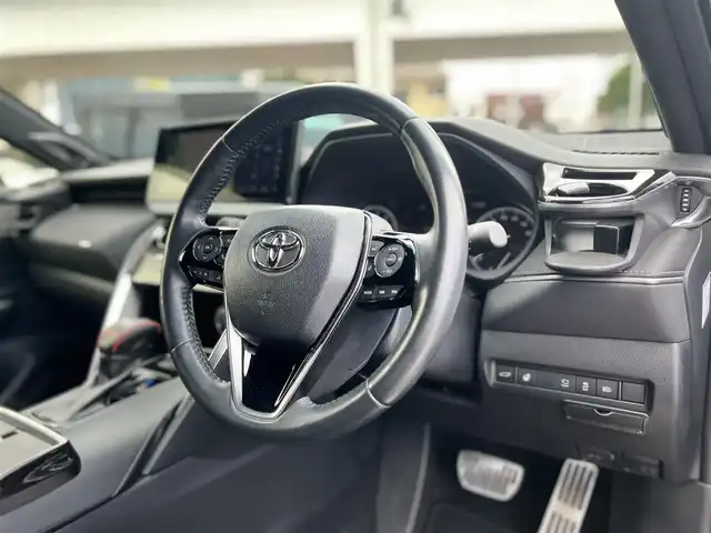 トヨタ ハリアー Z レザーパッケージ 大分県 2021(令3)年 1.9万km プレシャスブラックパール ワンオーナー /MODELLISTAエアロ：F/S/R/【MOP】プレシャスブラックパール〈219〉/【MOP】アクセサリーコンセントAC100V・100W（ラゲージ右側1個）/【MOP】ディスプレイオーディオ/（コネクティッドナビ対応）Plus/JBLプレミアムサウンドシステム/パノラミックビューモニター/デジタルインナーミラー(前後録画機能付)/ステアリングヒーター/Toyota Safety Sense/・プリクラッシュセーフティ/・レーントレーシングアシスト/・レーンディパーチャーアラート/・レーダークルーズコントロール/・アダプティブハイビームシステム/・ロードサインアシスト/・ドライバー異常時対応システム/・プロアクティブドライビングアシスト/・発進遅れ告知機能/ブラインドスポットモニター/安心降車アシスト＋後方車両への接近警報/パーキングサポートブレーキ/パワーバックドア/前席シートベンチレーション/前席シートヒーター/Z“Leather Package”専用19インチアルミ/LEDヘッドランプ/スマートキー2本/取扱説明書/保証書