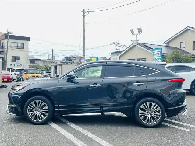 トヨタ ハリアー Z レザーパッケージ 大分県 2021(令3)年 1.9万km プレシャスブラックパール ワンオーナー /MODELLISTAエアロ：F/S/R/【MOP】プレシャスブラックパール〈219〉/【MOP】アクセサリーコンセントAC100V・100W（ラゲージ右側1個）/【MOP】ディスプレイオーディオ/（コネクティッドナビ対応）Plus/JBLプレミアムサウンドシステム/パノラミックビューモニター/デジタルインナーミラー(前後録画機能付)/ステアリングヒーター/Toyota Safety Sense/・プリクラッシュセーフティ/・レーントレーシングアシスト/・レーンディパーチャーアラート/・レーダークルーズコントロール/・アダプティブハイビームシステム/・ロードサインアシスト/・ドライバー異常時対応システム/・プロアクティブドライビングアシスト/・発進遅れ告知機能/ブラインドスポットモニター/安心降車アシスト＋後方車両への接近警報/パーキングサポートブレーキ/パワーバックドア/前席シートベンチレーション/前席シートヒーター/Z“Leather Package”専用19インチアルミ/LEDヘッドランプ/スマートキー2本/取扱説明書/保証書