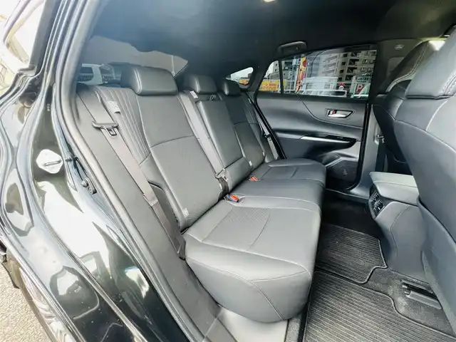 トヨタ ハリアー Z レザーパッケージ 大分県 2021(令3)年 1.9万km プレシャスブラックパール ワンオーナー /MODELLISTAエアロ：F/S/R/【MOP】プレシャスブラックパール〈219〉/【MOP】アクセサリーコンセントAC100V・100W（ラゲージ右側1個）/【MOP】ディスプレイオーディオ/（コネクティッドナビ対応）Plus/JBLプレミアムサウンドシステム/パノラミックビューモニター/デジタルインナーミラー(前後録画機能付)/ステアリングヒーター/Toyota Safety Sense/・プリクラッシュセーフティ/・レーントレーシングアシスト/・レーンディパーチャーアラート/・レーダークルーズコントロール/・アダプティブハイビームシステム/・ロードサインアシスト/・ドライバー異常時対応システム/・プロアクティブドライビングアシスト/・発進遅れ告知機能/ブラインドスポットモニター/安心降車アシスト＋後方車両への接近警報/パーキングサポートブレーキ/パワーバックドア/前席シートベンチレーション/前席シートヒーター/Z“Leather Package”専用19インチアルミ/LEDヘッドランプ/スマートキー2本/取扱説明書/保証書