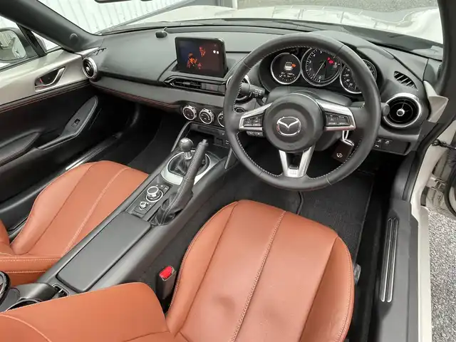 マツダ ロードスター ブラウン トップ 千葉県 2023(令5)年 1.8万km プラチナクォーツメタリック 特別使用車/純正SDナビ/(フルセグTV/BT/CD/DVD/FM/AM)/バックカメラ/ブラインドスポットモニター/BOSEスピーカー/衝突被害軽減システム/車線逸脱警報/クルーズコントロール/レザーシート/ビルトインETC/LEDヘッドライト/オートライト/純正16インチAW/シートヒーター/プッシュスタート/スマートキー/フロアマット/スペアキー/取扱説明書/保証書