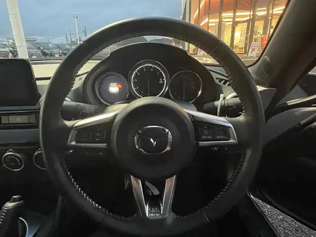 マツダ ロードスター ブラウン トップ 千葉県 2023(令5)年 1.8万km プラチナクォーツメタリック 特別使用車/純正SDナビ/(フルセグTV/BT/CD/DVD/FM/AM)/バックカメラ/ブラインドスポットモニター/BOSEスピーカー/衝突被害軽減システム/車線逸脱警報/クルーズコントロール/レザーシート/ビルトインETC/LEDヘッドライト/オートライト/純正16インチAW/シートヒーター/プッシュスタート/スマートキー/フロアマット/スペアキー/取扱説明書/保証書