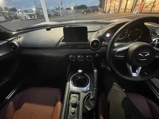 マツダ ロードスター ブラウン トップ 千葉県 2023(令5)年 1.8万km プラチナクォーツメタリック 特別使用車/純正SDナビ/(フルセグTV/BT/CD/DVD/FM/AM)/バックカメラ/ブラインドスポットモニター/BOSEスピーカー/衝突被害軽減システム/車線逸脱警報/クルーズコントロール/レザーシート/ビルトインETC/LEDヘッドライト/オートライト/純正16インチAW/シートヒーター/プッシュスタート/スマートキー/フロアマット/スペアキー/取扱説明書/保証書