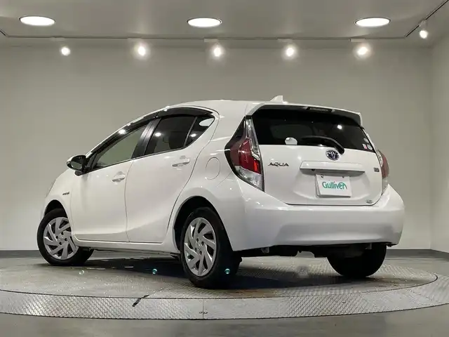 トヨタ アクア S 愛知県 2015(平27)年 6.8万km ライムホワイトパールクリスタルシャイン 純正ナビ/ビルトインＥＴＣ/Ｂｌｕｅｔｏｏｔｈ/CD/ＤＶＤ/バックカメラ/電動格納ミラー/ＩＳＯＦＩＸ/ヘッドライトレベライザー/アクセサリーソケット/ＥＣＯＭＯＤＥ/純正フロアマット/オートエアコン/キーレスキー