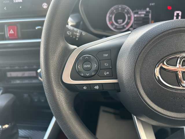 トヨタ ライズ G 神奈川県 2024(令6)年 3.4万km スムースグレーマイカメタリック ワンオーナー/純正ナビ（AM/FM/USB/HDMI/BT/ワンセグTV)/バックカメラ/Apple Car Play/Android Auto/ETC/ルーフキャリア/ルーフBOX/D/N席シートヒーター/フロントワイパーデアイサー/ステアリングスイッチ/クリアランスソナー/衝突被害軽減システム/横滑り防止装置/アイドリングストップ/純正フロアマット/純正アルミホイール/純正ドアバイザー/オートライト/オートミラー/ISOFIX/スペアキー×１/保証書/取扱説明書