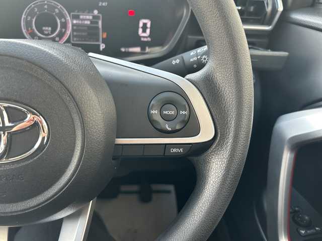 トヨタ ライズ G 神奈川県 2024(令6)年 3.4万km スムースグレーマイカメタリック ワンオーナー/純正ナビ（AM/FM/USB/HDMI/BT/ワンセグTV)/バックカメラ/Apple Car Play/Android Auto/ETC/ルーフキャリア/ルーフBOX/D/N席シートヒーター/フロントワイパーデアイサー/ステアリングスイッチ/クリアランスソナー/衝突被害軽減システム/横滑り防止装置/アイドリングストップ/純正フロアマット/純正アルミホイール/純正ドアバイザー/オートライト/オートミラー/ISOFIX/スペアキー×１/保証書/取扱説明書