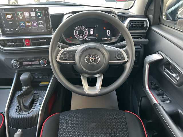 トヨタ ライズ G 神奈川県 2024(令6)年 3.4万km スムースグレーマイカメタリック ワンオーナー/純正ナビ（AM/FM/USB/HDMI/BT/ワンセグTV)/バックカメラ/Apple Car Play/Android Auto/ETC/ルーフキャリア/ルーフBOX/D/N席シートヒーター/フロントワイパーデアイサー/ステアリングスイッチ/クリアランスソナー/衝突被害軽減システム/横滑り防止装置/アイドリングストップ/純正フロアマット/純正アルミホイール/純正ドアバイザー/オートライト/オートミラー/ISOFIX/スペアキー×１/保証書/取扱説明書