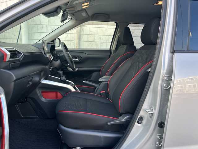 トヨタ ライズ G 神奈川県 2024(令6)年 3.4万km スムースグレーマイカメタリック ワンオーナー/純正ナビ（AM/FM/USB/HDMI/BT/ワンセグTV)/バックカメラ/Apple Car Play/Android Auto/ETC/ルーフキャリア/ルーフBOX/D/N席シートヒーター/フロントワイパーデアイサー/ステアリングスイッチ/クリアランスソナー/衝突被害軽減システム/横滑り防止装置/アイドリングストップ/純正フロアマット/純正アルミホイール/純正ドアバイザー/オートライト/オートミラー/ISOFIX/スペアキー×１/保証書/取扱説明書